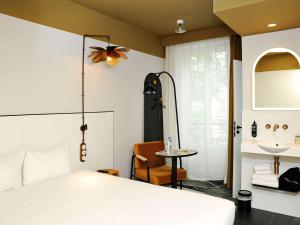 a bedroom with a bed and a bathroom with a sink at ibis Styles Paris Gare De Lyon TGV in Paris