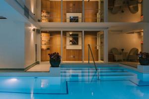 Bazén v ubytování Grand Tonic Hotel & SPA NUXE nebo v jeho okolí