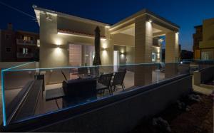 Balkón nebo terasa v ubytování Luxury Villa Eva-Mari with jacuzzi, 50m from the beach