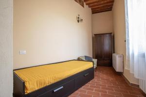 a bedroom with a bed with a yellow mattress at Appartamento Giannutri in Riotorto