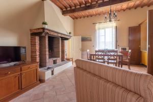 a living room with a couch and a fireplace at Appartamento Giannutri in Riotorto