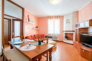 een woonkamer met een tafel en een bank bij Montescudo Centro Apt a 5 min da San Marino x3 in Montescudo