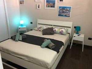 una camera con un letto e due comodini di Le suites MaOr a Gaeta