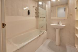 A bathroom at Two Bedrooms Leonor Davalos 2 Még 18 kép