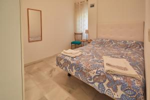 セビリアにあるTwo Bedrooms Leonor Davalos 2のベッドルーム(ベッド1台、テーブル、鏡付)