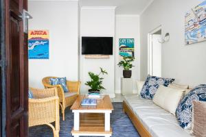 Μια τηλεόραση ή/και κέντρο ψυχαγωγίας στο Camps Bay Village - Beach Studios