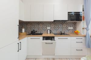 Kuchyňa alebo kuchynka v ubytovaní Apartments City Center Warsaw by Noclegi Renters