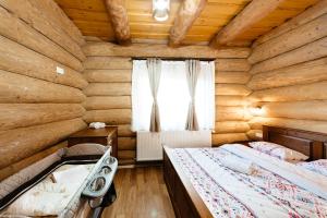 Giường trong phòng chung tại Casa din Deal +20 ảnh