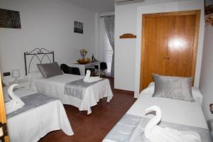 Ένα ή περισσότερα κρεβάτια σε δωμάτιο στο Hostal Cafeteria El Mero