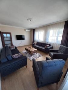 Ein Sitzbereich in der Unterkunft Kıvanç Residence