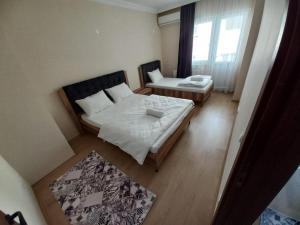 Ein Bett oder Betten in einem Zimmer der Unterkunft Kıvanç Residence