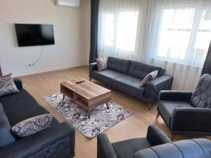 Ein Sitzbereich in der Unterkunft Kıvanç Residence