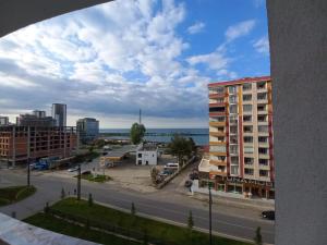 Blick auf eine Stadt mit einem Gebäude und einem Parkplatz in der Unterkunft Kıvanç Residence in Trabzon