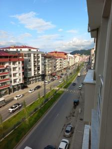 Ein allgemeiner Bergblick oder ein Berglick von des Aparthotels aus