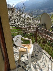 una silla blanca sentada en un balcón con vistas en Casabella Silvana en Aosta