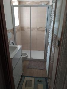 uma casa de banho com um chuveiro, um lavatório e um WC. em Casabella Silvana em Aosta