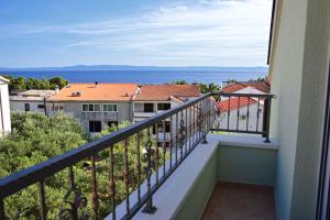a balcony of a building with a view of the ocean at Apartmani Obala in Promajna