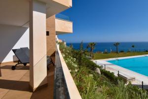 widok z balkonu domu z basenem w obiekcie MAGNOLIO APARTMENT CALACEITE w mieście Torrox Costa