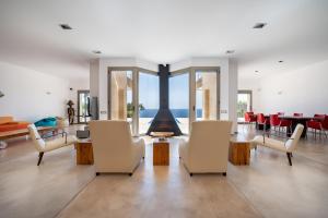 een woonkamer met witte stoelen en een tafel bij Herce Property - Minimalist & Mediterranean in Llucmajor