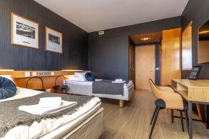 Katil atau katil-katil dalam bilik di Hotelli Jämsä