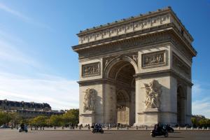 パリにあるSingle room Paris Arc de Triompheの大きな建物