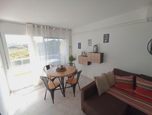 sala de estar con mesa y sofá en Sirena, en Miami Platja