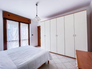 ein Schlafzimmer mit einem Bett und einem großen Fenster in der Unterkunft MYHOUSE INN TORINO 1 - Affitti Brevi Italia in Collegno