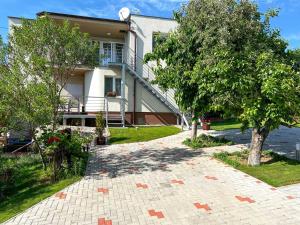 une maison avec un arbre en face dans l'établissement Ubytovanie Zobor, à Nitra