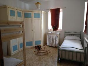 Un dormitorio con dos literas y una mesa. en I trulli di Mani', en Masseria Orimini