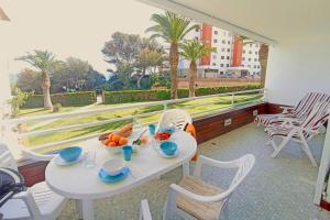 邁阿密普拉特亞的住宿－Panorama，阳台上的白色桌子上摆放着水果