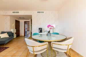 una sala da pranzo con tavolo e sedie di Casa Palma-Hacienda del Álamo -Fuente Alamo- Luxurious 2 Bedroom Penthouse a Fuente Alamo