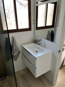 uma casa de banho com um lavatório e um espelho em Bungalow Yumbo em Playa del Inglés