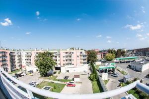 ヴロツワフにあるRed Apartmentの駐車場と建物のある街の景色