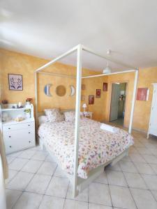 1 dormitorio con 1 cama con dosel en Maison de village - Suite Baroque cosy et élégante à 1 h de Paris proche Fontainebleau, 