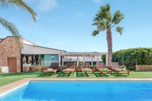 Afbeelding uit fotogalerij van Villa cobas con piscina y privada in Triquivijate