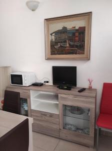 A television and/or entertainment centre at Appartamento Marta