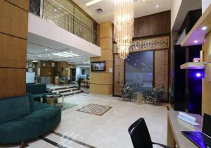 una hall con divano e lampadario a braccio di Silver Suites Hotel & Spa a Casablanca
