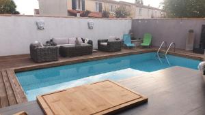 Swimming pool sa o malapit sa Villa 8p piscine+ spa+Clim+ 4 SDB proche des plages