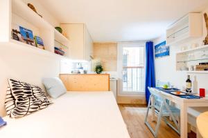 GuestReady - "Boat-Cabin" Inspired Apartment in the Heart of Bordeauxにあるキッチンまたは簡易キッチン