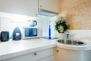 GuestReady - "Boat-Cabin" Inspired Apartment in the Heart of Bordeauxにあるキッチンまたは簡易キッチン