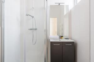 ボルドーにあるGuestReady - Calm and Modern Superb Apartmentのバスルーム(シャワー、洗面台、鏡付)