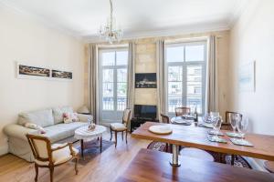 - un salon avec une table et un canapé dans l'établissement GuestReady - Lovely apartment Place de la Bourse, à Bordeaux