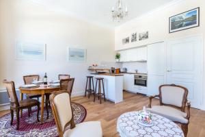 GuestReady - Lovely apartment Place de la Bourseにあるレストランまたは飲食店