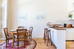 GuestReady - Lovely apartment Place de la Bourseにあるキッチンまたは簡易キッチン