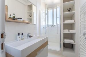 Vonios kambarys apgyvendinimo įstaigoje GuestReady - Designer Apartment - Eiffel Tower View!