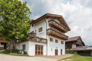 una casa con balconi in legno sul lato di App Schlern Winklerhof a Villandro