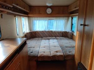 מיטה או מיטות בחדר ב-EXIT Camping with bungalow, mobile home, tents, and empty spots with private acces to the beach