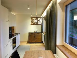 Nhà bếp/bếp nhỏ tại Apartment Wiesenhof - NATUR & WEITBLICK über Innsbruck - Ladestation für Elektroautos +38 ảnh