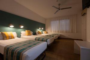 a hotel room with two beds and two lamps at Yomo Hostal BCN Port in Barcelona