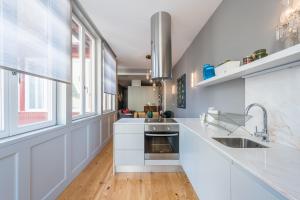 A cozinha ou kitchenette de GuestReady - Luxus Porto Apts - Sto Ildefonso Terrace